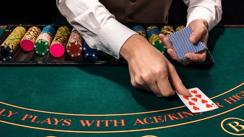 Dealer poker là gì? Kỹ năng cần có của một dealer giỏi 3 Dealer giỏi cần có kỹ thuật chia bài và quản lý phỉnh chuẩn