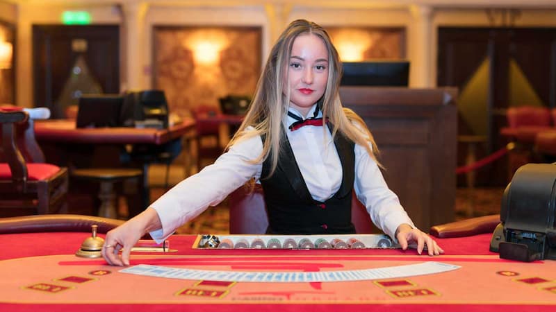 Dealer poker là gì? Kỹ năng cần có của một dealer giỏi 2 Dealer poker là người chịu trách nhiệm vận hành ván bài đổi thưởng