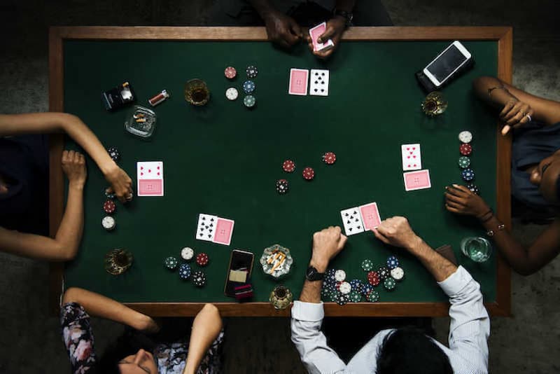 Mỗi vòng cược poker sẽ có bộ thuật ngữ riêng người chơi cần nắm rõ